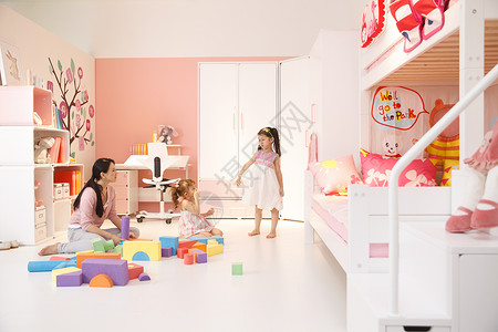 兄弟和姐妹休闲装健康的混血儿两个小女孩和妈妈在卧室玩耍背景