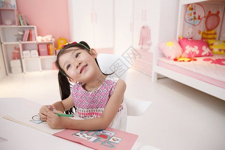 学龄前儿童休闲装摄影可爱的小女孩在儿童房图片