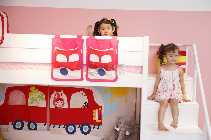 嬉戏的柔和玩具可爱的小女孩在卧室玩耍图片