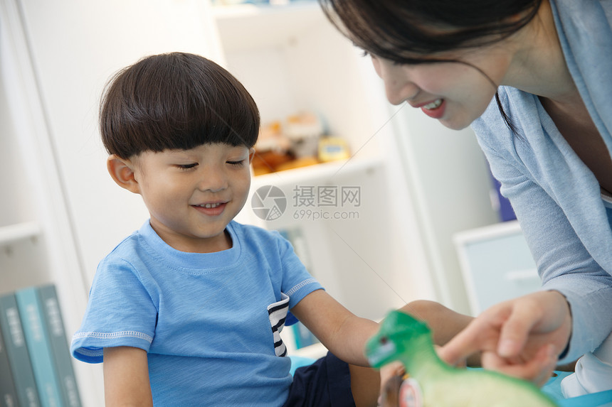 亚洲家庭生活舒适可爱的小男孩和妈妈在卧室玩耍图片