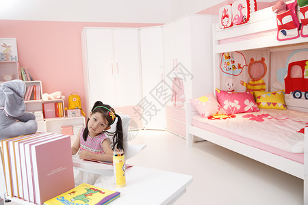 人可爱可爱的小女孩在卧室图片