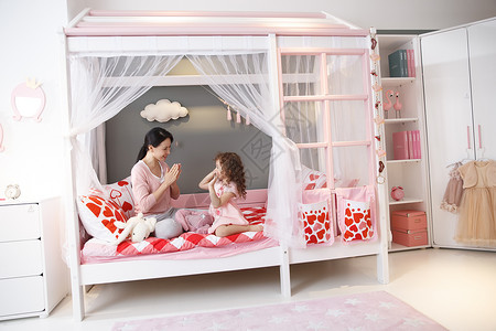 小女孩与梳妆台健康陪伴独生子家庭可爱的小女孩和妈妈在卧室玩耍背景