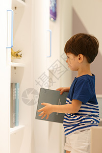住宅房间摄影漂亮的可爱的小男孩在游戏室高清图片