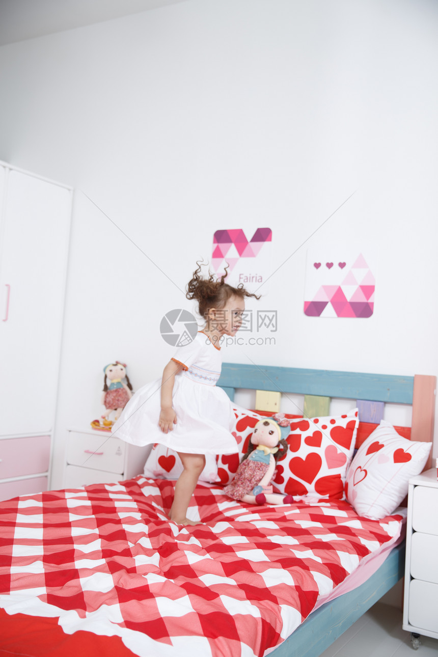 舒适儿童无忧无虑可爱的小女孩在卧室玩耍图片