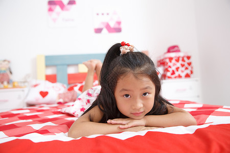 头发生长周期户内柔软休闲可爱的小女孩在卧室玩耍背景