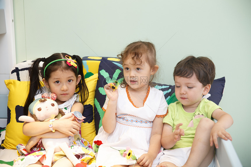 学龄前儿童玩具住宅房间欢乐的儿童在床上玩耍图片