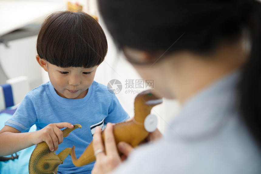 健康床上用品蓝色可爱的小男孩和妈妈在卧室玩耍图片