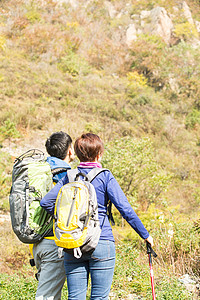 徒步快乐运动生态旅游健康的攀登青年男女登山背景