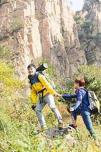 青年人环境愉悦青年男女登山图片