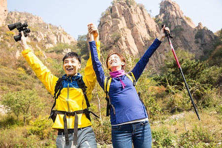 极限运动女周末活动包快乐青年男女登山背景