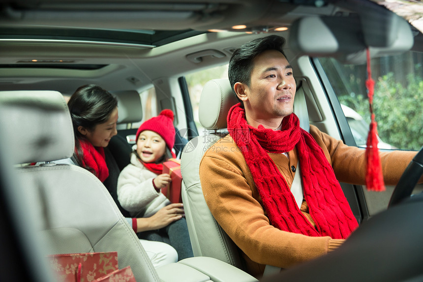 旅途祝福传统幸福家庭回家过新年图片