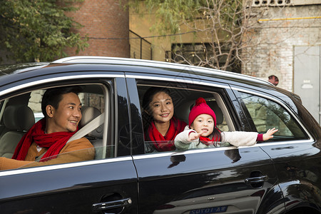 春节人5到6岁幸福家庭坐在汽车里车窗高清图片素材