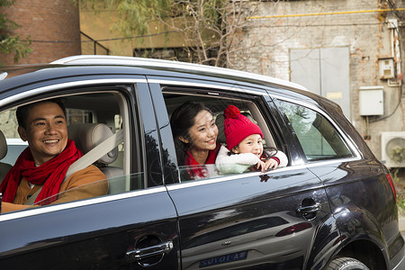 三个人坐在书上三个人女孩高兴的幸福家庭坐在汽车里背景