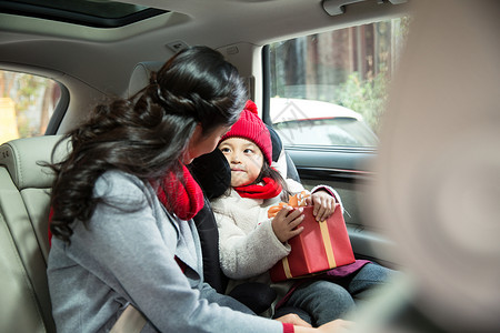 儿童乘车安全女孩机动车亚洲母亲和女儿乘车回家背景