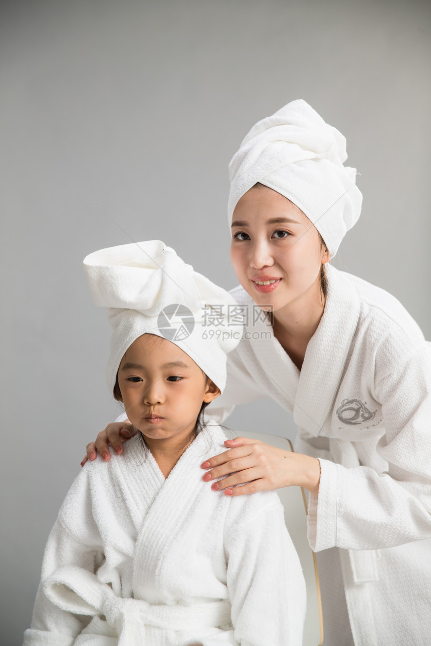 东亚成年人影棚拍摄穿着浴袍的快乐母女图片