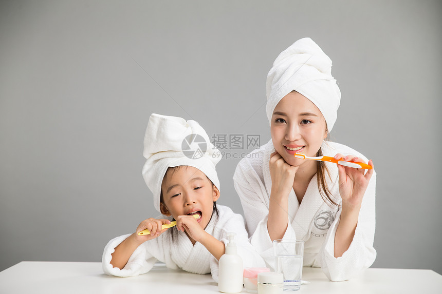 东亚20到24岁人穿着浴袍的母女刷牙图片