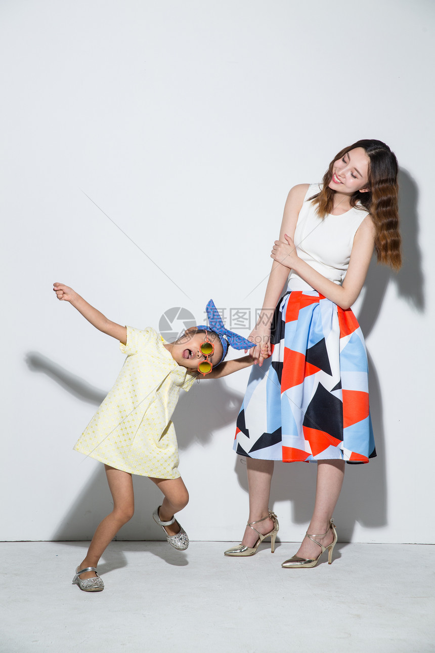 相伴学龄前儿童家庭生活打扮时尚的母女图片