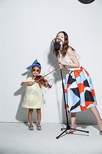 发卡温馨单亲家庭小女孩和妈妈拉小提琴图片