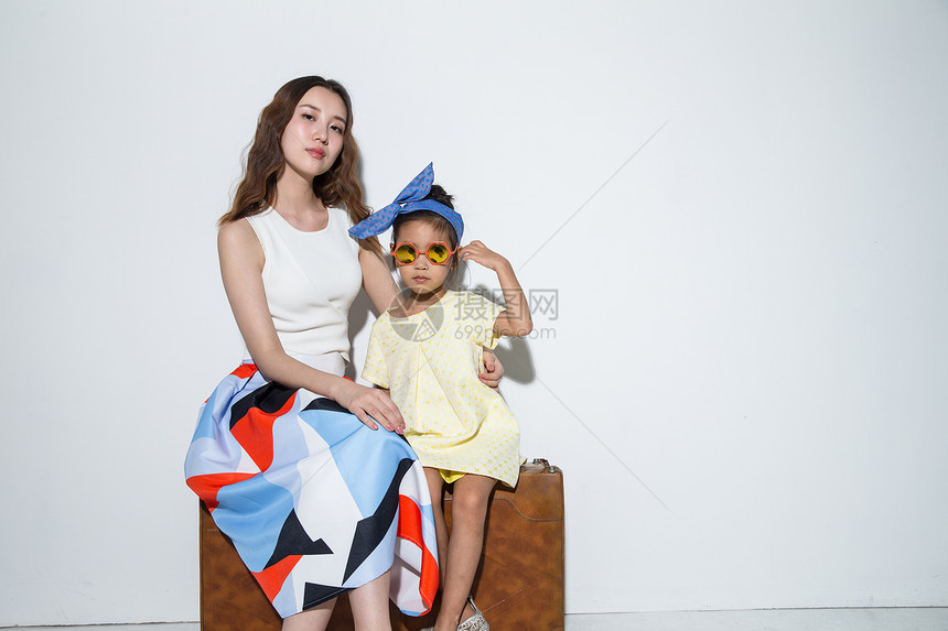 乐趣休闲活动青年女人打扮时尚的母女图片