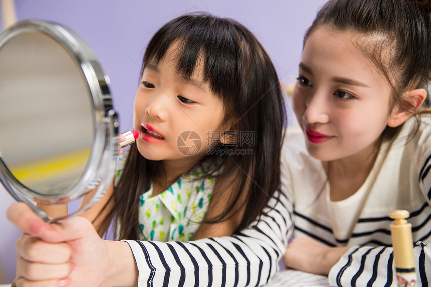 母女天真妈妈与女儿在化妆图片