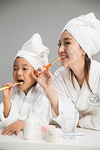 亚洲人浴衣亚洲穿着浴袍的母女刷牙图片
