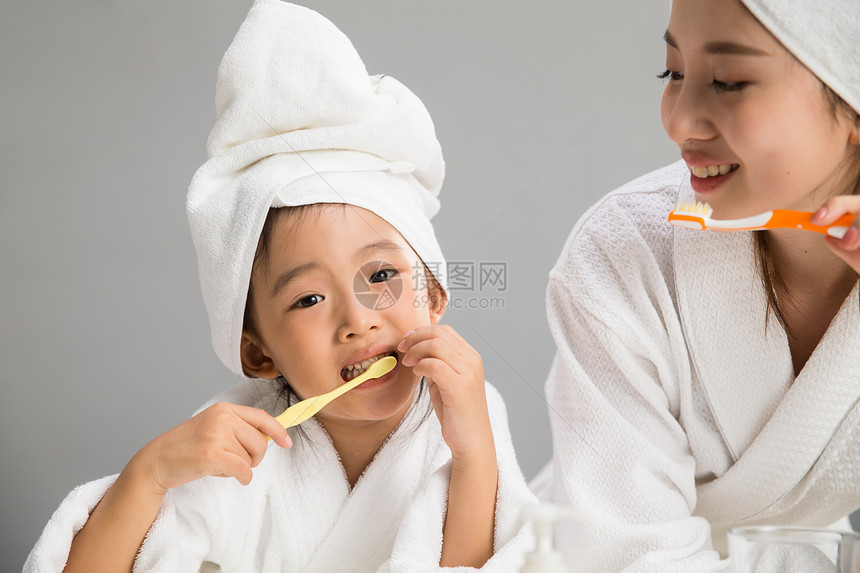 女孩卫生幸福穿着浴袍的母女刷牙图片