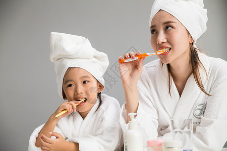 浴衣家庭母亲穿着浴袍的母女刷牙图片