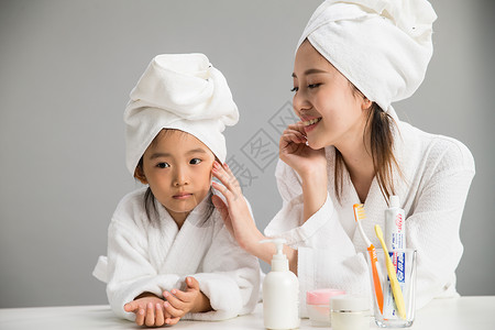 儿童享乐18岁到19岁穿着浴袍的母女刷牙图片