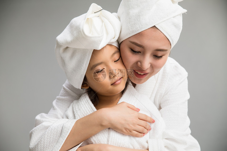 自我完善浴室彩色图片穿着浴袍的快乐母女图片