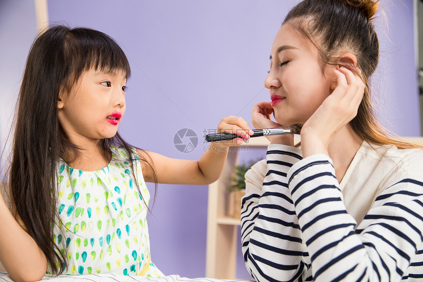独生子家庭协助休闲装妈妈与女儿在化妆图片