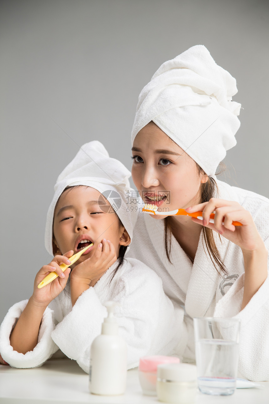 愉悦亚洲人18岁到19岁穿着浴袍的母女刷牙图片