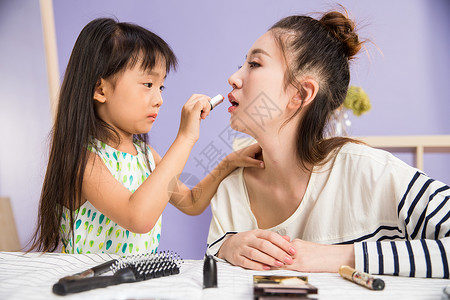 欢乐女人满意妈妈与女儿在化妆图片