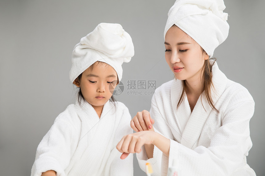 无忧无虑成年人相伴穿着浴袍的快乐母女图片