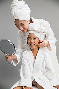 玩耍亚洲人青年女人穿着浴袍的母女照镜子图片