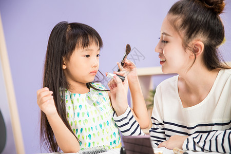 休闲活动18岁到19岁妈妈与女儿在化妆图片