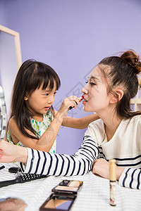 长发户内学龄前儿童妈妈与女儿在化妆图片