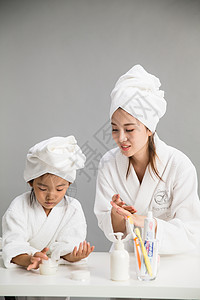 优雅毛巾放松穿着浴袍的母女图片