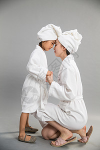 亚洲人影棚拍摄女儿穿着浴袍的快乐母女高清图片