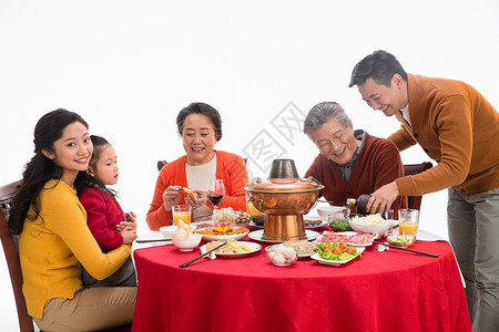 女儿老年人肉幸福家庭过年吃团圆饭关爱高清图片素材