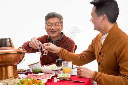 葡萄酒元素家庭父子俩吃年夜饭喝酒背景