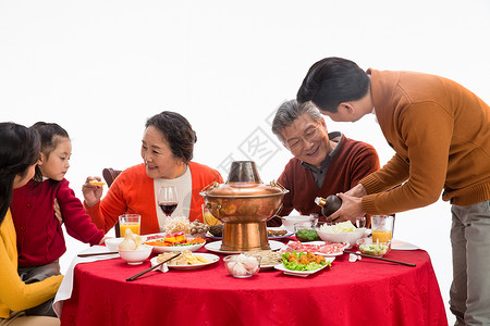 祖父愉悦母亲幸福家庭过年吃团圆饭图片