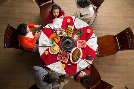 五个人火锅正上方视角幸福家庭过年吃团圆饭父亲高清图片素材