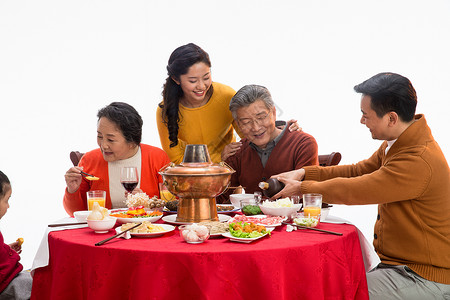 温馨大家庭祖父幸福家庭过年吃团圆饭图片