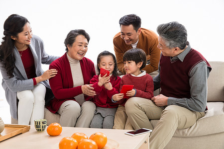 亚洲老年夫妇男人幸福家庭过新年客厅高清图片素材