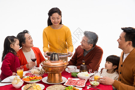 饮料孙女肉幸福家庭过年吃团圆饭父亲高清图片素材