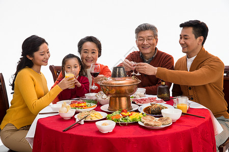 亚洲东方人喜庆幸福家庭过年吃团圆饭多人高清图片素材