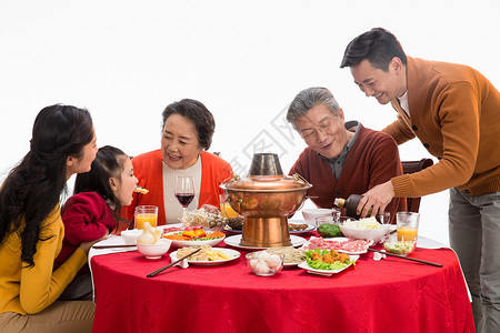 女孩中年男人65到69岁幸福家庭过年吃团圆饭餐桌高清图片素材