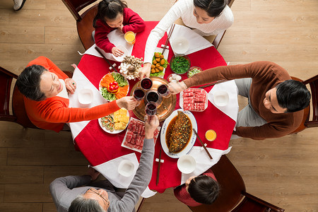 餐桌5到6岁孙辈幸福家庭过年吃团圆饭饮食高清图片素材