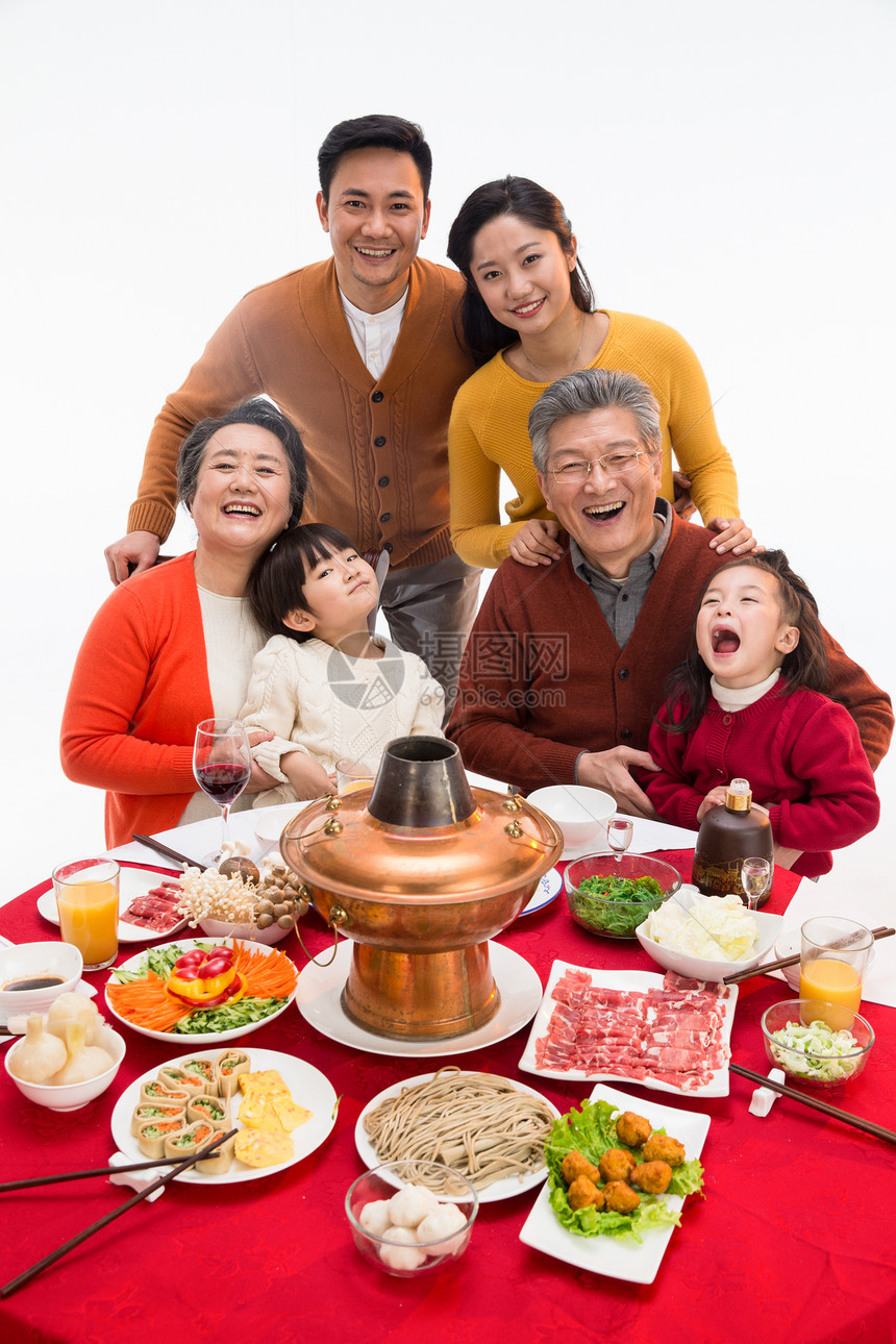 新年前夕天真60到64岁幸福家庭过年吃团圆饭图片
