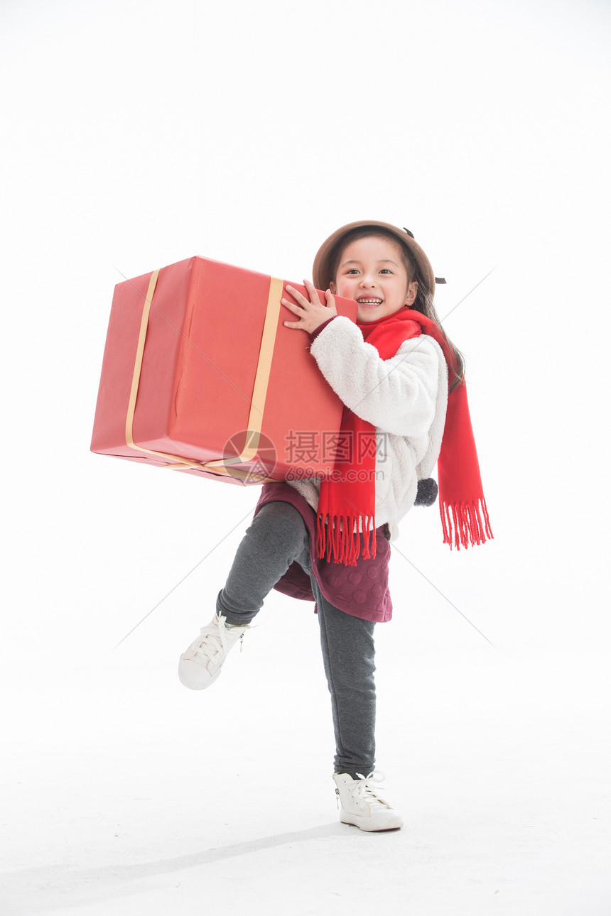 白昼传统小女孩过年拿着礼品盒图片